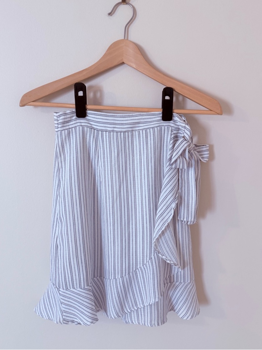 LULU’S • White Striped Tie-Waist Ruffle Mini Skirt